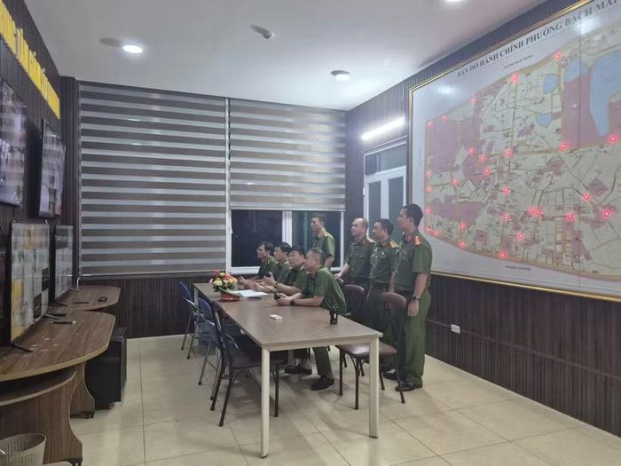Ban chỉ huy Công an phường Bạch Mai ứng trực tại trung tâm giám sát camera để kịp thời chỉ đạo, xử lý các tình huống.