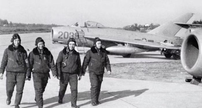 Điểm đặc biệt nhất của MiG-19 là khả năng vượt tốc độ âm thanh trong chuyến bay ngang. Đây là cột mốc quan trọng đối với ngành hàng không quân sự Liên Xô. Từ đây, máy bay chiến đấu không còn chỉ được thiết kế để hoạt động quanh ngưỡng cận âm mà bắt đầu bước vào cuộc chơi Mach 1 và cao hơn.