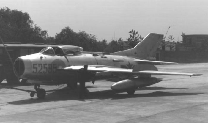 Một đặc điểm đáng chú ý khác là MiG-19 có radar trên một số biến thể, cho phép nó thực hiện nhiệm vụ đánh chặn tốt hơn trong điều kiện nhất định. Tuy nhiên, hệ thống điện tử của máy bay vẫn còn khá hạn chế so với những thế hệ tiêm kích sau này.