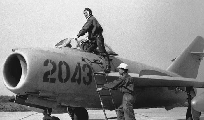 MiG-19 cũng được trang bị hỏa lực mạnh với 3 pháo 30 mm trên một số phiên bản, kết hợp tên lửa không đối không và rocket. Cách bố trí này phản ánh giai đoạn chuyển tiếp của chiến tranh trên không: pháo vẫn rất quan trọng, nhưng tên lửa bắt đầu trở thành vũ khí chủ lực.