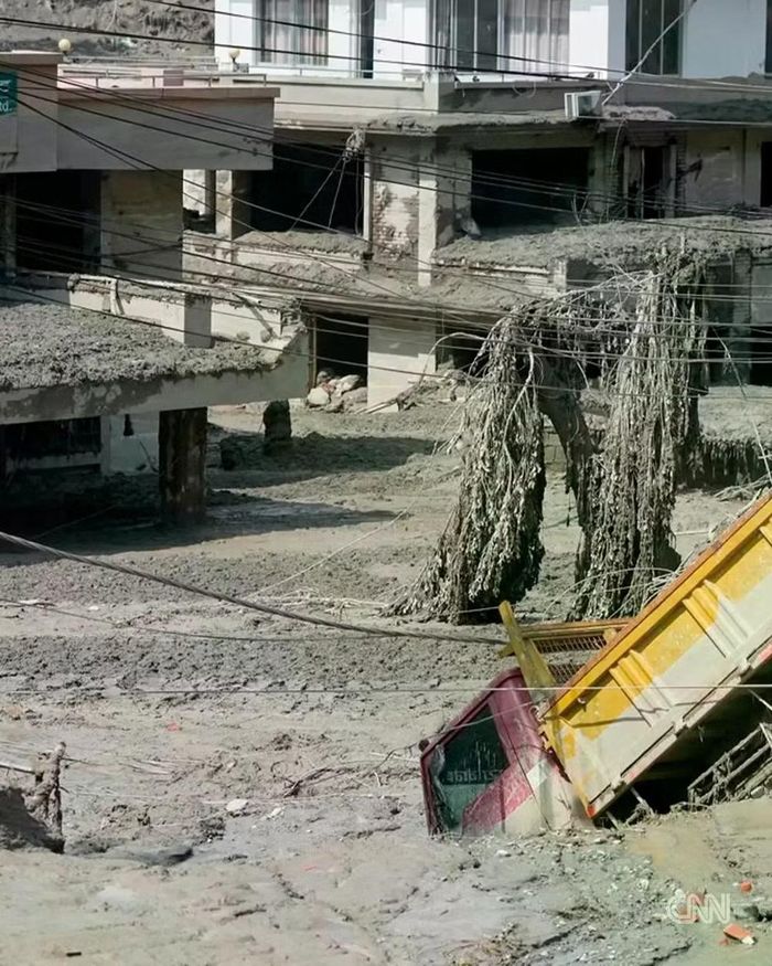 Một trận động đất 4,4 độ richte cũng được ghi nhận tại khu vực trước khi lũ xảy ra