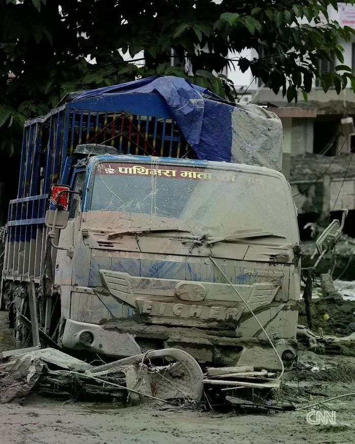 Nepa là quốc gia chủ yếu địa hình đồi núi, thường xuyên phải hứng chịu những trận lũ lụt và sạt lở đất chết người vào mỗi mùa mưa cũng như các thảm họa thiên nhiên khác