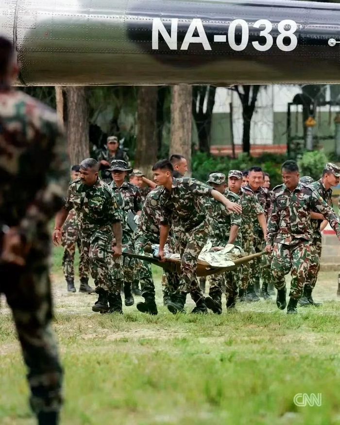 Nhà chức trách đã huy động hàng trăm nhân viên cứu hộ cùng phương tiện và các lực lượng tham gia tìm kiếm, cứu hộ