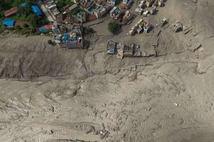 Nguyên nhân chính xác của thảm họa đang được điều tra. Các đánh giá ban đầu cho thấy một khối lượng lớn băng, đá và đất có thể đã sạt xuống sông Lhende, tạo ra dòng lũ chứa lượng lớn bùn đá đổ về khu vực biên giới Nepal - Trung Quốc