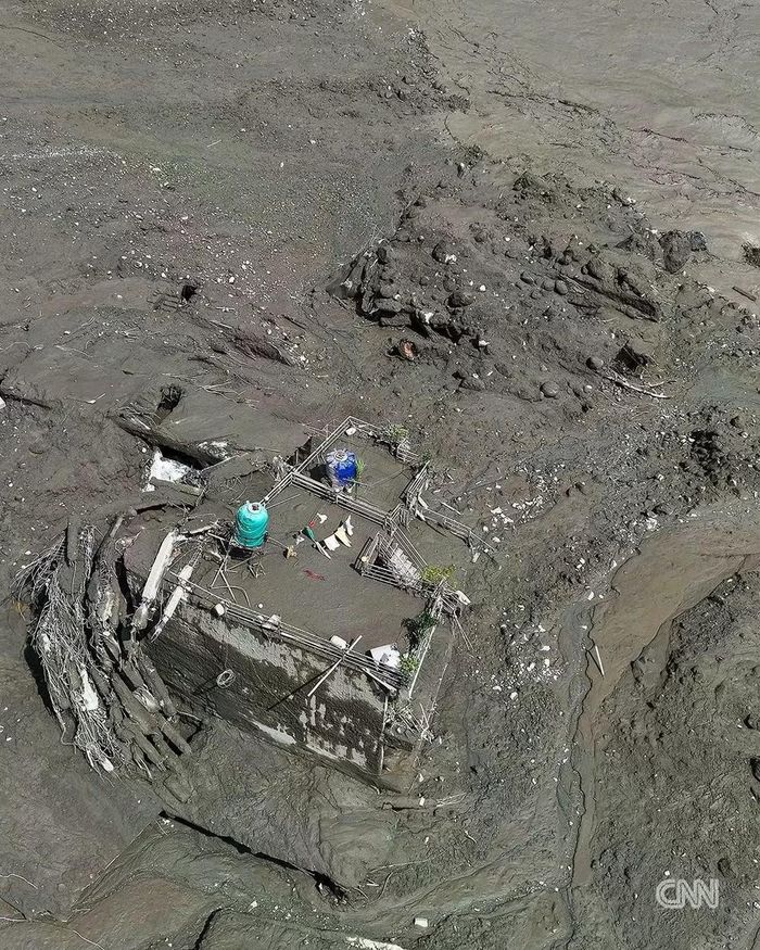 Hình ảnh từ máy bay không người lái cho thấy bùn phủ kín các công trình tại Trishuli, huyện Nuwakot, Nepal, ngày 26/8/2026