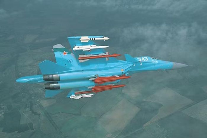 Vào tháng 4/2025, Tập đoàn công nghệ nhà nước Rostec tuyên bố sản lượng Su-34 đã "tăng hơn gấp đôi trong hai năm", tầm quan trọng của dự án máy bay chiến đấu này được phản ánh trong các mô tả chính thức về vai trò của nó trong Lực lượng Không quân Vũ trụ Nga.
