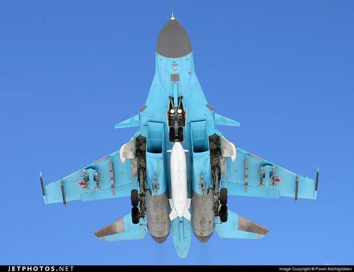 Máy bay ném bom tiền tuyến Su-34 được sản xuất bởi Nhà máy Hàng không Novosibirsk, thuộc Tập đoàn Chế tạo Máy bay Thống nhất (UAC), như một phần của chương trình mua sắm quốc phòng nhà nước của Nga.