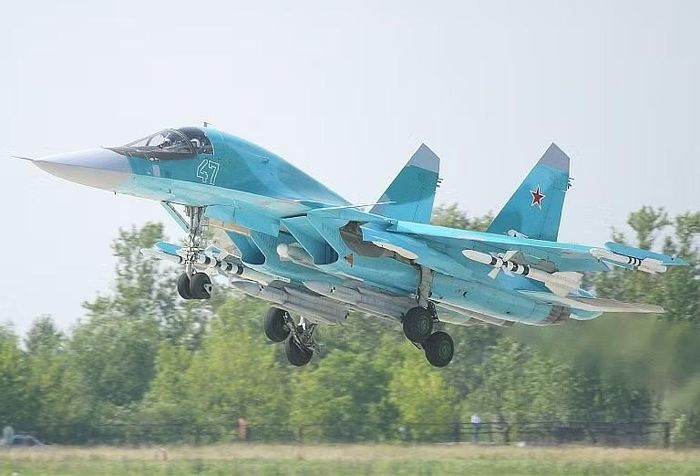 Sử dụng thùng nhiên liệu phụ bên ngoài, Su-34 có thể thực hiện các chuyến bay liên lục địa, và bán kính tác chiến của nó, khi chỉ bay bằng nhiên liệu từ các thùng nhiên liệu bên trong với tải trọng lớn, vẫn vượt quá 2.500 km.