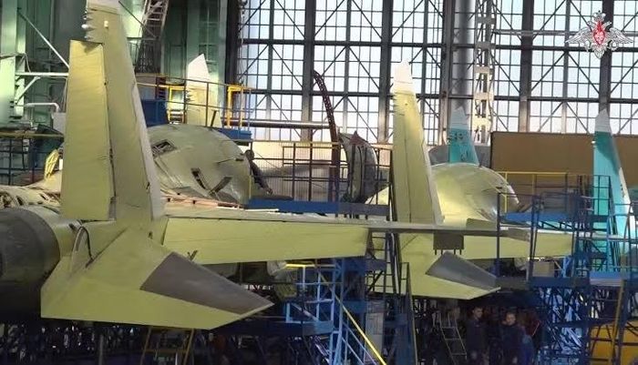 Hình ảnh được ghi lại tại Nga đã cho thấy một lô máy bay chiến đấu Su-34 mới, hiện chỉ được phủ lớp sơn lót màu vàng của nhà máy, và dự kiến ​​sẽ được bàn giao cho Lực lượng Không quân Vũ trụ vào tháng 9.