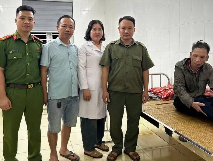  Gia đình đến Trạm y tế đón người thân bị nạn. 