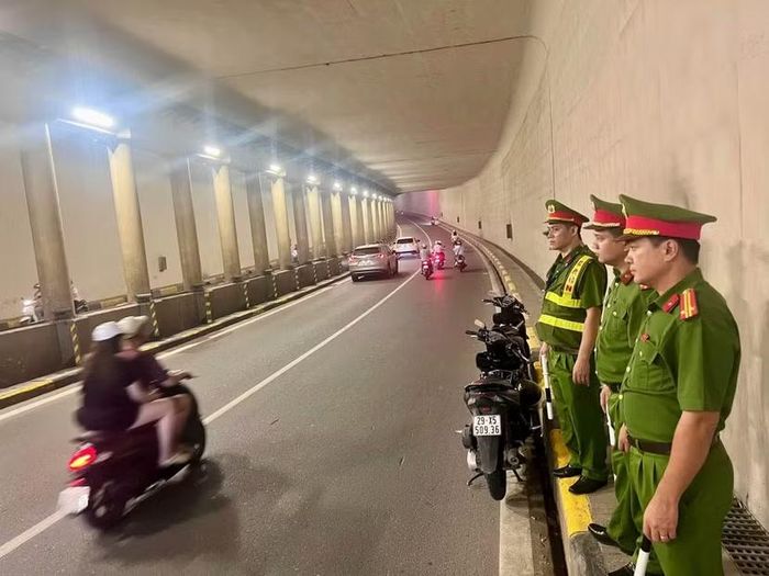 Công an phường Kim Liên đã bố trí cán bộ, chiến sĩ tại các vị trí trọng điểm, tổ chức các chốt kiểm soát kết hợp tuần tra lưu động.