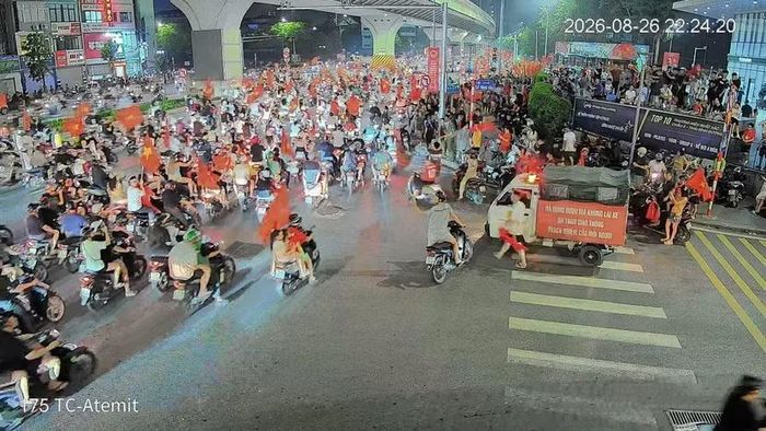 Lực lượng Công an phường Phương Liệt có mặt tại các điểm tập trung đông người trên các tuyến đường