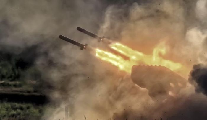 Vì vậy, TOS-3 nên được nhìn nhận như một bước phát triển đang được hoàn thiện, thay vì một hệ thống đã có đầy đủ thông số được xác nhận. Điều chắc chắn hơn cả là Nga đang tìm cách giữ lại khả năng sử dụng rocket nhiệt áp, đồng thời khắc phục hạn chế về tầm bắn và khả năng sống sót vốn ngày càng quan trọng trên chiến trường hiện đại.