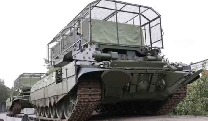 Điểm đáng chú ý là TOS-3 quay trở lại khung gầm bánh xích sau khi Nga đưa TOS-2 Tosochka lên xe bánh lốp.
