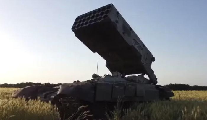 Trong khi đó, TOS-3 sử dụng một giàn phóng mới với số lượng ống phóng ít hơn, nhưng được thiết kế để sử dụng đạn có tầm bắn xa hơn. Rostec xác nhận mục tiêu của thiết kế mới là tăng tầm bắn, song chưa công bố đầy đủ các thông số kỹ thuật chính thức.