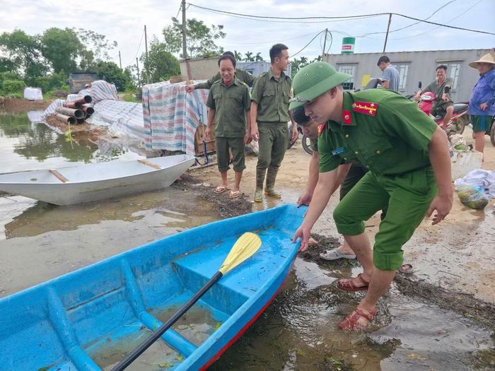 Công an xã Phúc Thọ và lực lượng an ninh cơ sở đã phối hợp chính quyền địa phương, gia đình đưa các trường hợp này di chuyển đến nhà người thân ở các thôn bên cạnh