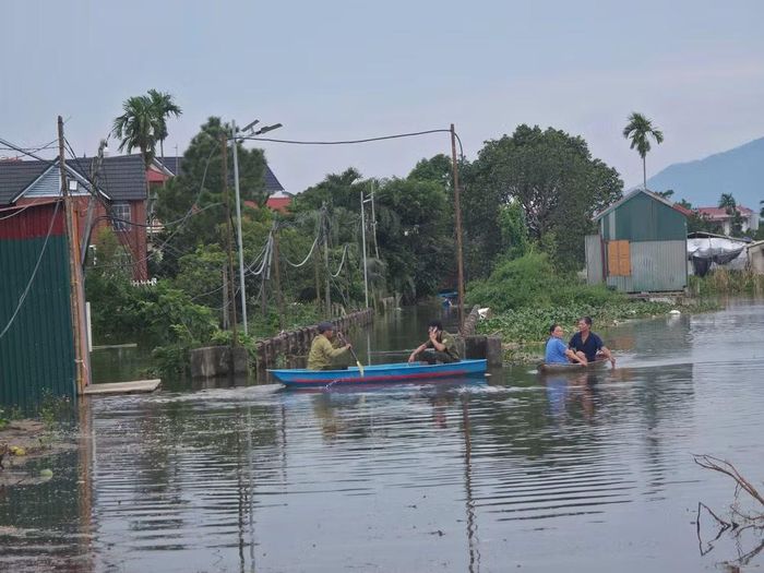 Trong khu vực Đồi Ó, rất may mắn chỉ ngập đường chứ nhà dân không bị ngập, nhưng có tới 83 hộ dân với 360 nhân khẩu, trong đó chiếm tới 1/4 là người già và trẻ em dưới 10 tuổi, phụ nữ mang thai và người khuyết tật.