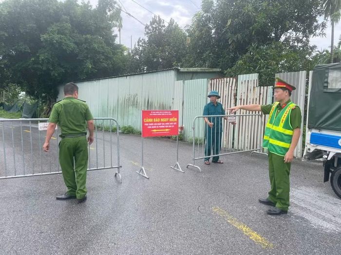 Để bảo đảm an toàn tính mạng, tài sản của nhân dân, Ban Chỉ huy Phòng, chống thiên tai và tìm kiếm cứu nạn xã đã tổ chức lập chốt trực 24/24 giờ tại khu vực cầu Yên Sở và cầu Đắc Sở, thực hiện cấm toàn bộ các phương tiện và người dân lưu thông qua khu vực nguy hiểm
