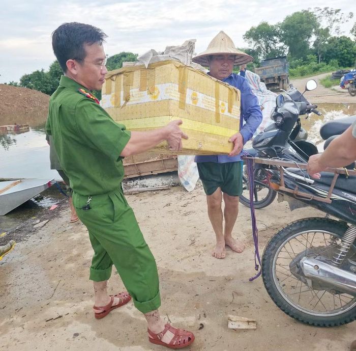 CBCS Công an xã Phúc Thọ đã nhanh chóng nắm tình hình, xuống giúp dân đi lại