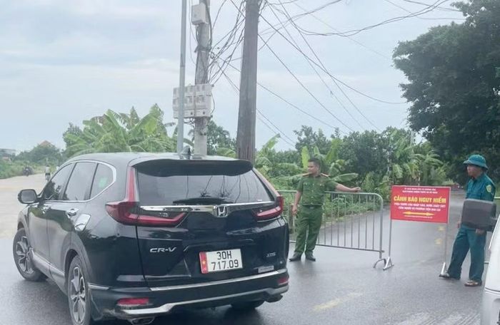 Do ảnh hưởng của mưa lớn kéo dài và mực nước tại các khu vực sông, kênh, mương dâng cao, khu vực cầu Yên Sở (Km14+260 TL422), cầu Đắc Sở có tình trạng nước dâng