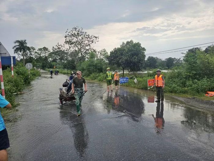 Công an xã Dương Hòa thực hiện nhiệm vụ tại một điểm ngập úng