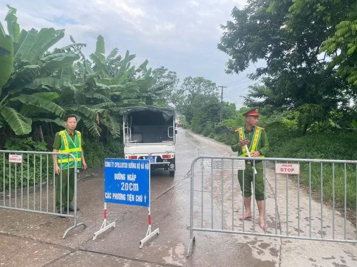 Bố trí lực lượng thường xuyên theo dõi diễn biến mực nước và tình hình ngập úng
