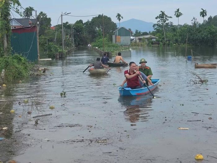 Chính quyền và lực lượng Công an xã đã cắm biển cảnh báo, cử lực lượng hướng dẫn, cùng người dân đã bố trí thuyền để vận chuyển, chở người, đồ vật qua đoạn đường ngập.