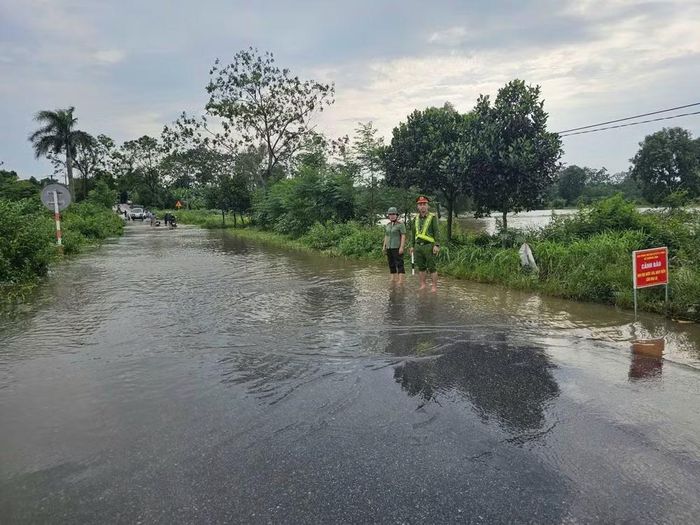 Công an xã Dương Hòa đã triển khai lực lượng, lắp biển cảnh báo và chốt trực 24/24 để nhắc nhở người dân hạn chế lưu thông