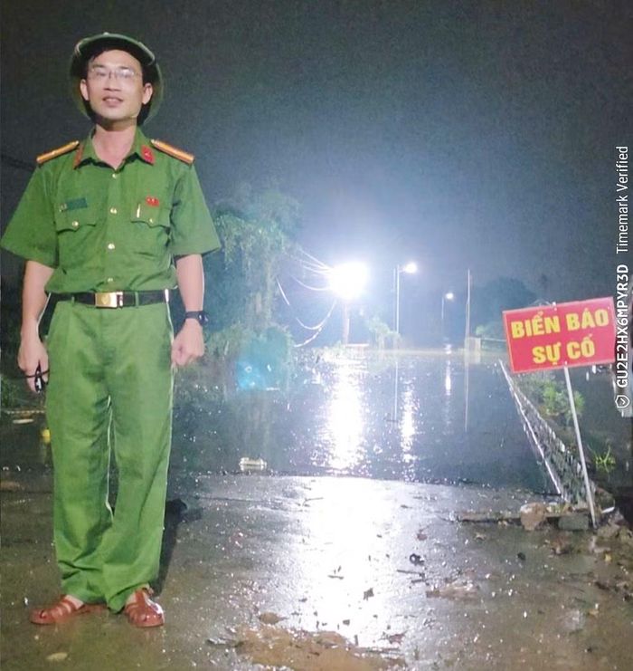 CBCS Công an xã Phúc Thọ thực hiện nhiệm vụ chốt tại khu vực ngập