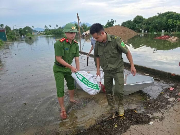 Hình ảnh đẹp CBCS Công an xã Phúc Thọ hết mình hỗ trợ nhân dân