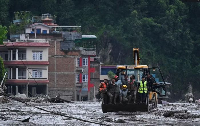 Trong khi đó, dữ liệu vệ tinh từ cơ quan ứng phó thiên tai Nepal cho thấy một vụ sạt lở băng và đá tại khu vực biên giới có thể đã gây ra trận lũ.