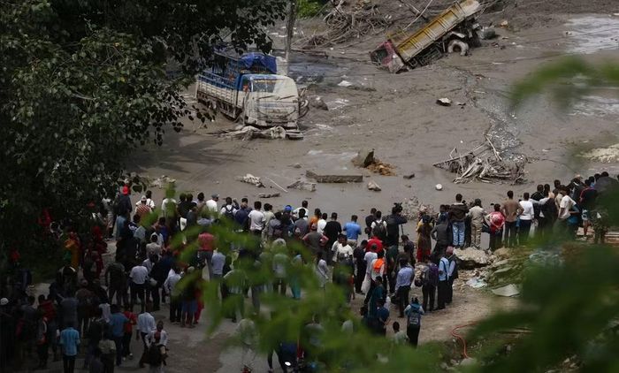 Ông cho rằng một vụ lở đá và băng tại Nepal có thể đã chặn dòng sông Lhende, tạo ra trận lũ dây chuyền.