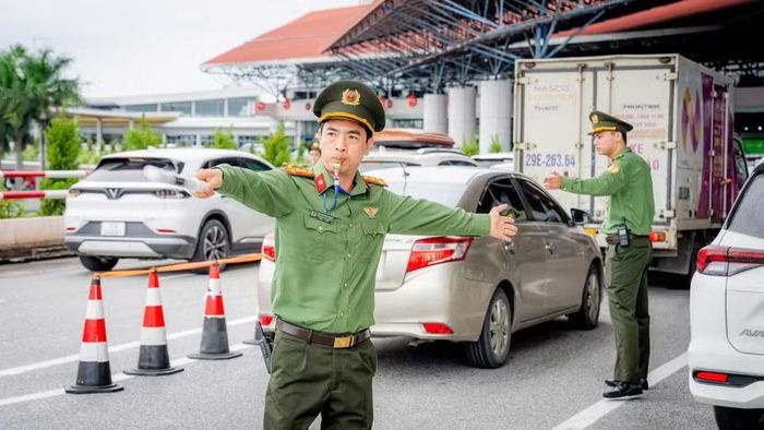 Lực lượng Công an hướng dẫn, phân luồng phương tiện
