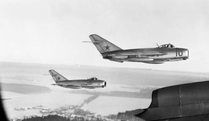 Trước khi MiG-15 xuất hiện, chiến tranh trên không vẫn mang nhiều dấu ấn của thời đại cánh quạt. Thế chiến II đã chứng kiến những tiêm kích đạt tốc độ rất cao, nhưng sự xuất hiện của máy bay phản lực đã thay đổi căn bản cuộc chơi. MiG-15 là một trong những thiết kế đầu tiên chứng minh điều đó trên chiến trường thực tế.