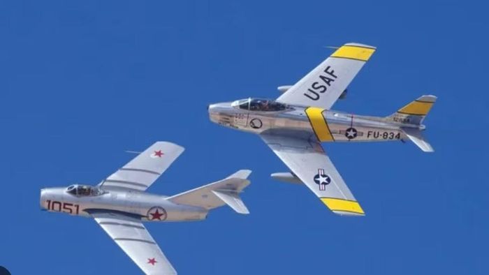 MiG-15 có thiết kế đơn giản nhưng hiệu quả, với cánh xuôi và khả năng hoạt động tốt ở độ cao lớn. Máy bay sử dụng pháo 37 mm kết hợp 2 pháo 23 mm, tạo ra hỏa lực mạnh, đặc biệt nguy hiểm đối với các máy bay ném bom hoặc mục tiêu lớn.