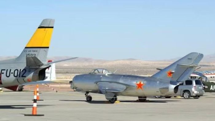 F-86 lại đi theo hướng khác. Máy bay được trang bị 6 súng máy 12,7 mm, hỏa lực mỗi khẩu nhỏ hơn đáng kể so với pháo của MiG-15 nhưng có tốc độ bắn cao và lượng đạn lớn hơn.