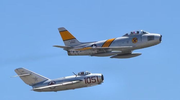 Phía bên kia, các phi công Trung Quốc và Triều Tiên vận hành MiG-15, trong khi Liên Xô cũng bí mật đưa phi công tham chiến trong một số giai đoạn. Trình độ và kinh nghiệm không đồng đều khiến kết quả không thể chỉ quy về thông số kỹ thuật.