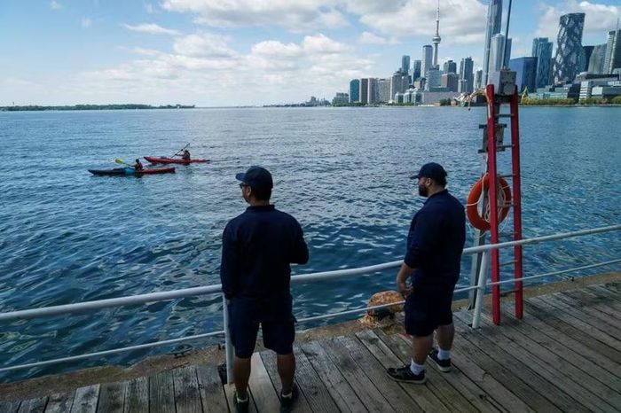Hồ Ontario nhìn từ bến cảng ở Toronto