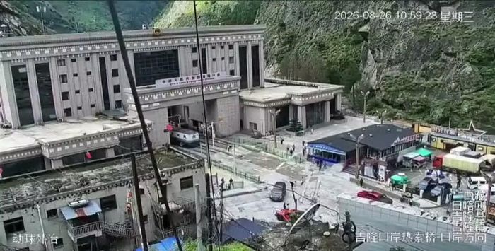 Truyền hình Nepal phát hình ảnh nhiều ngôi nhà đổ sập giữa dòng nước, ôtô bị cuốn trôi và một cây cầu sắt bị phá hủy. Các nhân chứng cho biết nước lũ đã nhấn chìm nhiều ngôi làng.