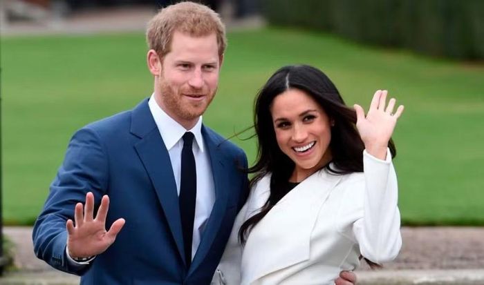 Hoàng tử Harry và Meghan chuyển tới Bắc Mỹ sinh sống vào năm 2020, sau khi tuyên bố rút khỏi vai trò thành viên cấp cao của Hoàng gia Anh. Kể từ đó, mối quan hệ giữa hai người với các thành viên hoàng gia nhiều lần căng thẳng.
