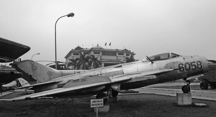 Về vũ khí, MiG-19 vẫn phụ thuộc nhiều vào pháo. Nhưng trong những năm sau đó, tên lửa không đối không ngày càng trở thành thành phần quan trọng của chiến tranh trên không. MiG-21 được thiết kế trong bối cảnh mới này và có khả năng khai thác tên lửa tốt hơn.