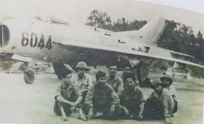 MiG-19 cũng cho thấy vai trò của radar và hệ thống điện tử ngày càng quan trọng. Một số biến thể được trang bị radar phục vụ nhiệm vụ đánh chặn, nhưng thiết bị điện tử của thời kỳ này vẫn còn cồng kềnh. Điều đó thúc đẩy xu hướng thu nhỏ hệ thống và tích hợp chúng hiệu quả hơn trên các thiết kế sau.