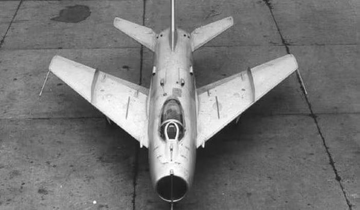 MiG-19 có nhiều đặc điểm cho thấy nó là một thiết kế chuyển tiếp. Máy bay sử dụng 2 động cơ phản lực, cánh xuôi và thân tương đối nhỏ. Cấu hình này giúp nó đạt tốc độ siêu thanh, nhưng đồng thời khiến máy bay nặng và phức tạp hơn. Những kinh nghiệm đó trở thành bài học quan trọng cho thế hệ tiếp theo.