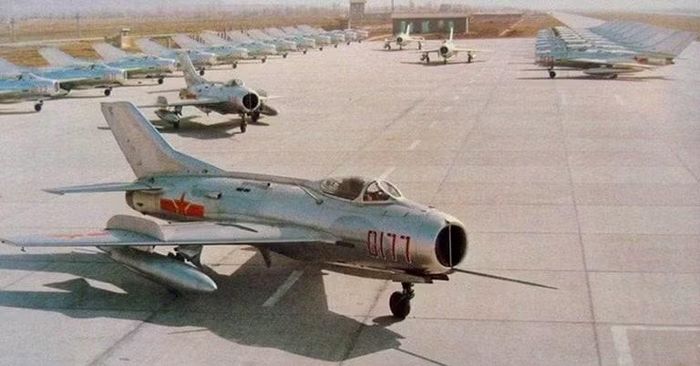 Một trong những vấn đề mà MiG-19 cho thấy là tốc độ cao không thể đạt được chỉ bằng cách tăng lực đẩy. Khi máy bay tiến tới vùng siêu thanh, lực cản khí động học tăng mạnh, còn yêu cầu về hình dạng thân và cánh trở nên khắt khe hơn. Các kỹ sư phải tìm cách giảm lực cản nhưng vẫn duy trì khả năng cơ động và ổn định.