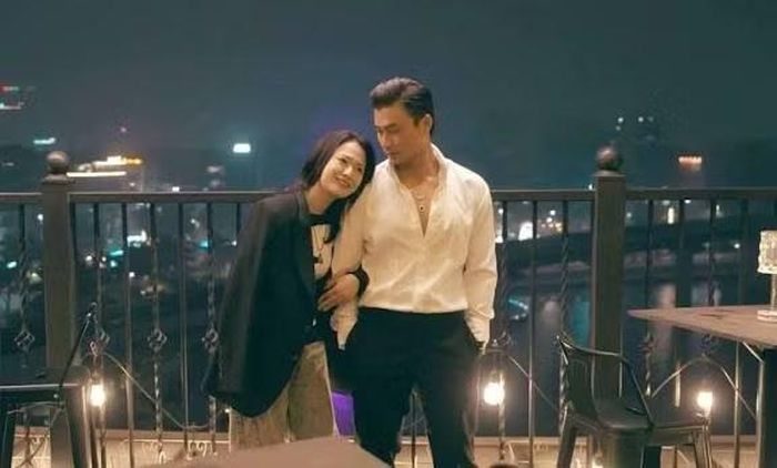 Mai và Cương trong một phân cảnh tình cảm, mối quan hệ của cả hai góp thêm màu sắc đời thường cho phim