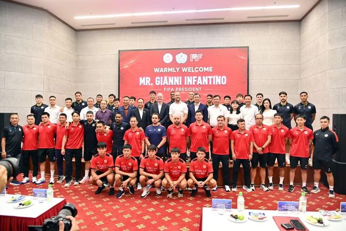 Chủ tịch FIFA Gianni Infantino cùng các đồng chí lãnh đạo chụp ảnh lưu nhiệm với tập thể ban huấn luyện và các cầu thủ của CLB Công an Hà Nội