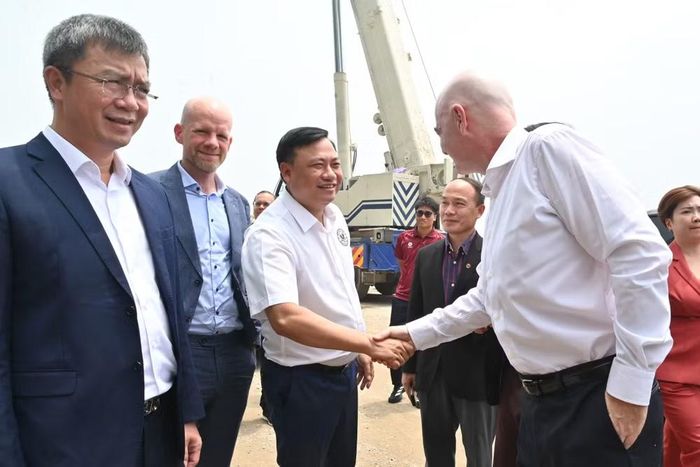 Đại tá Nguyễn Tiến Đạt, Phó Giám đốc CATP Hà Nội, Chủ tịch CLB Công an Hà Nội bắt tay Chủ tịch FIFA Gianni Infantino