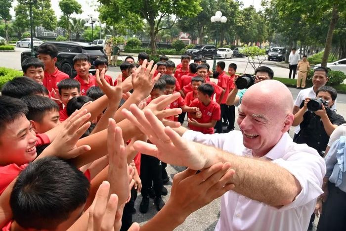 Tiếp đó, Chủ tịch FIFA Gianni Infantino đã đến thăm Trung tâm đào tạo bóng đá PVF - Bộ Công an. Ông thân thiện bắt tay với các tài năng trẻ đang được đào tạo ở đây