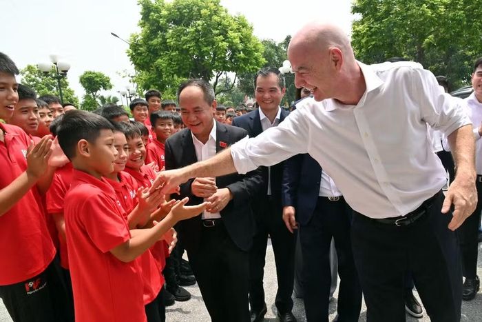 Các tài năng trẻ đều rất phấn khởi khi được bắt tay Chủ tịch FIFA