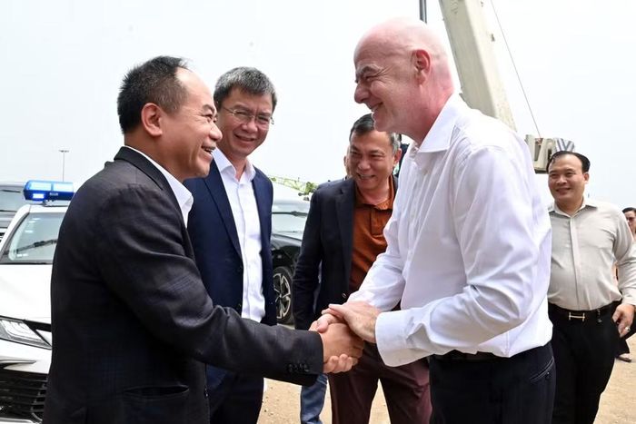 Trung tướng, Anh hùng lực lượng vũ trang nhân dân Nguyễn Thanh Tùng, Ủy viên Ban Thường vụ Thành ủy, Bí thư Đảng ủy, Giám đốc CATP Hà Nội chào mừng Chủ tịch Liên đoàn bóng đá thế giới (FIFA) Gianni Infantino